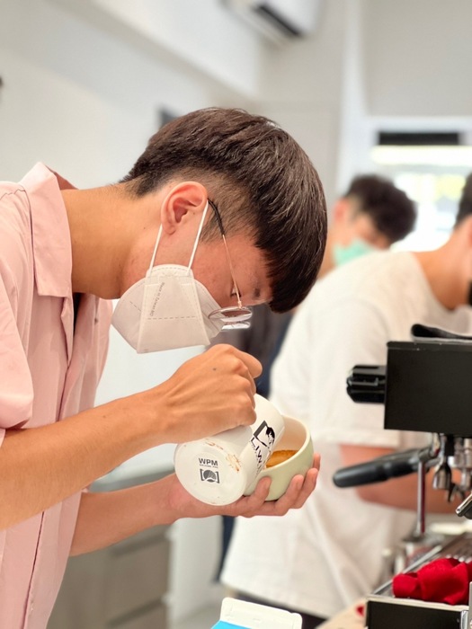 賀 餐飲系 張子瓏同學 榮獲2022第一屆台灣區咖啡拉花「鵝王爭霸賽」【學生組】 第三名圖片