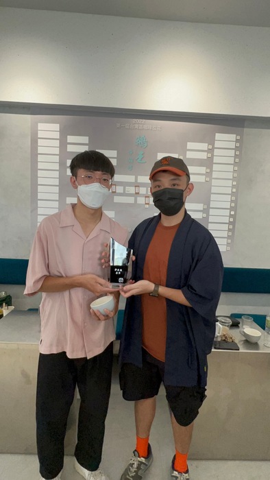 賀 餐飲系 張子瓏同學 榮獲2022第一屆台灣區咖啡拉花「鵝王爭霸賽」【學生組】 第三名圖片