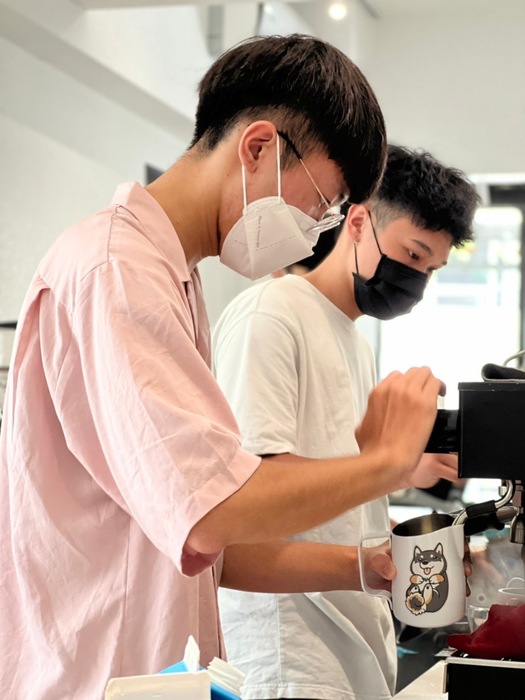 賀 餐飲系 張子瓏同學 榮獲2022第一屆台灣區咖啡拉花「鵝王爭霸賽」【學生組】 第三名圖片