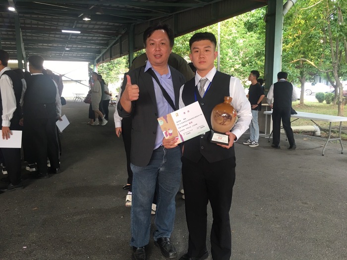賀 餐飲系學生 四餐二B 解荏翔榮獲蓬萊盃全國調酒暨托盤咖啡大賽-職業大專托盤組 第四名圖片