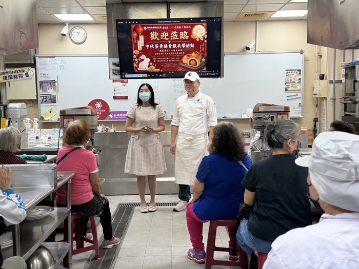 中秋蛋黃酥青銀共學活動圖片