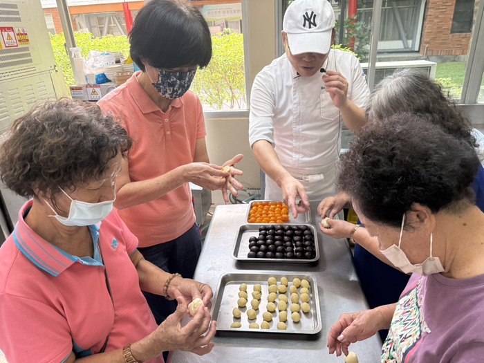 中秋蛋黃酥青銀共學活動圖片