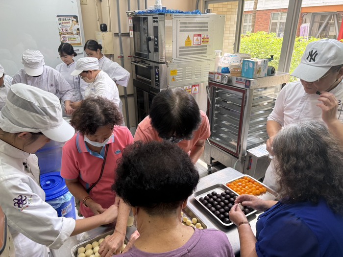 中秋蛋黃酥青銀共學活動圖片