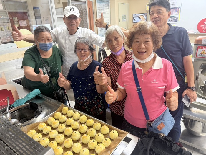 中秋蛋黃酥青銀共學活動圖片