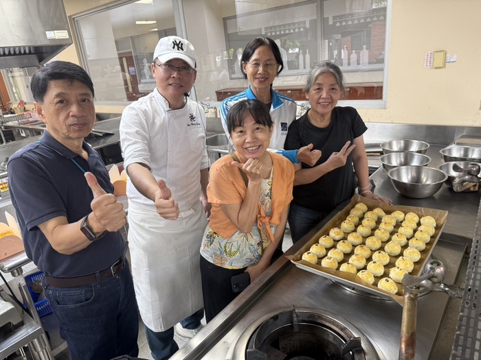 中秋蛋黃酥青銀共學活動圖片