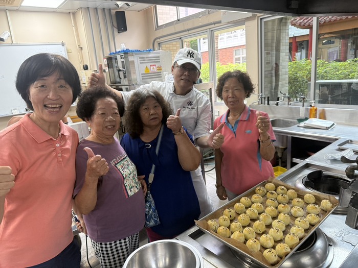 中秋蛋黃酥青銀共學活動圖片