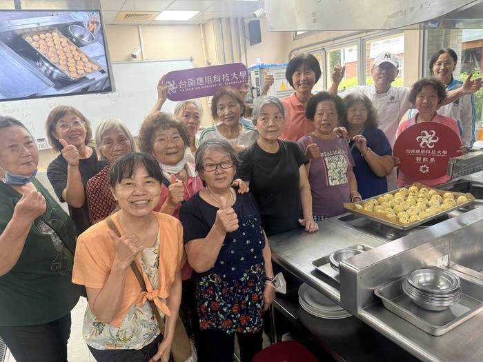 中秋蛋黃酥青銀共學活動圖片