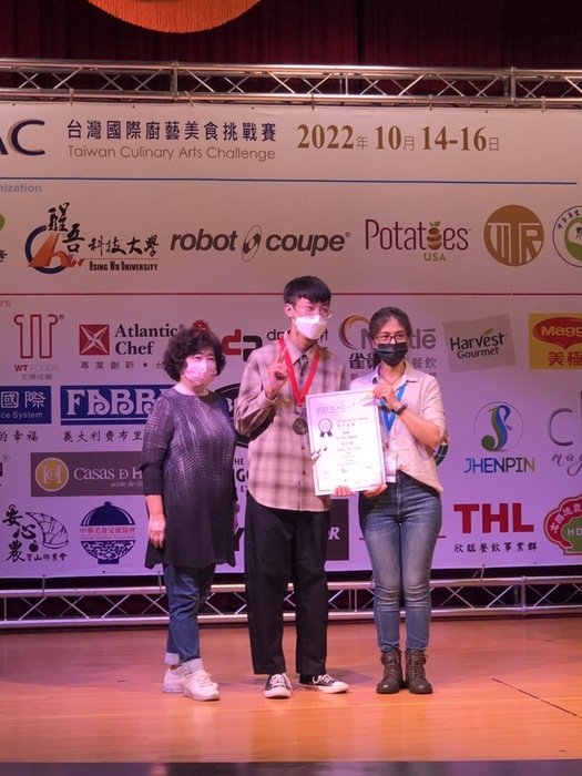 賀 張子瓏同學榮獲2022年TCAC 台灣國際廚藝挑戰賽銀牌獎圖片